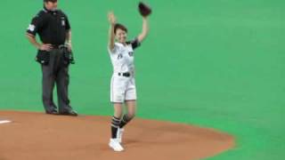 20100612サッポロビールイメージガール中村果生莉さん始球式＠札ド [upl. by Rimidalb]