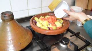 Recept Tajine vegetarisch  Koken met Mo Academy [upl. by Enylekcaj]