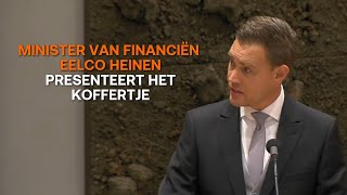 Minister van Financiën Eelco Heinen presenteert het koffertje [upl. by Noisla677]