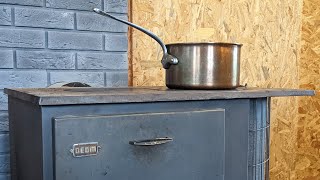 La cuisinière à bois pour se chauffer et cuisinier en hiver [upl. by Reinertson]