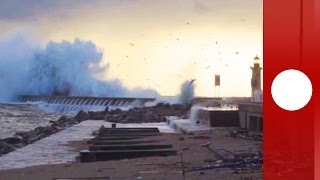 Tempête sur lAtlantique une vidéo montre la fureur des vagues au Portugal [upl. by Rooker933]