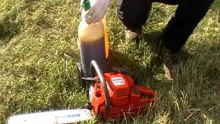 Forstschulecom  Betanken der Motorsäge mit Kombikanister  Refuel a chainsaw with combi canister [upl. by Zysk]