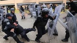 FUERTES IMÁGENES Manifestantes golpean a policía de Guerrero [upl. by Devol]