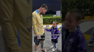 La secuencia entre Messi y este niño fan es más que increíble futbolargentino messi lionelmessi [upl. by Dell694]