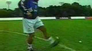 MARADONA Palleggia con bottiglia e pallina da calcio balilla [upl. by Kitti]