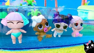 Las Muñecas LOL Bebés se Divierten en la Piscina con Tobogán del Parque Acuático  Cat Juguetes [upl. by Nreval]