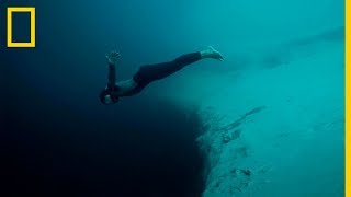 Guillaume Nery saltando en el AGUJERO AZUL de DEAN ¡IMPRESIONANTE  National Geographic en Español [upl. by Auqinahc979]