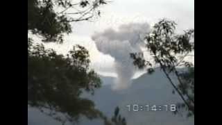 Ausbruch des Gunung Agung Vulkans auf Bali im April 2000 [upl. by Moll]