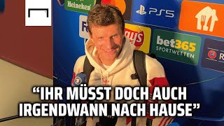 Müller scherzt mit Reportern über Verspätung 😂  FC Bayern 10 Benfica [upl. by Wyly142]