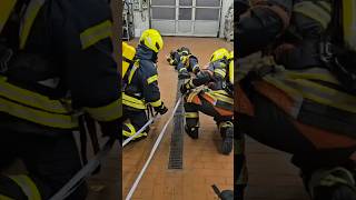 Atemschutznotfalltrianing bei der Feuerwehr feuerwehr oranienburg atemschutz texport [upl. by Morez]