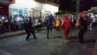 Semana Santa 2017 Sábado Quema de Judas 2 Repartiendo [upl. by Lucina]