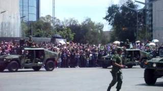 Desfile Militar Mexico Bicentenario 2010 Contingentes Internacionales y Blindados Mexicanos Parte 5 [upl. by Rollins]