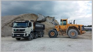 Volvo Radlader L150E belädt verschiedene Kipper mit Kies  Volvo wheelloader loading trucks [upl. by Naaitsirhc559]