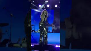 Hadise  Küçük Bir Yol Live Performance [upl. by Brest]