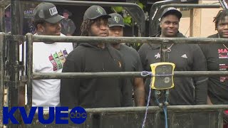 How many Texas offensive lineman does it take to match the weight of a bull in bull riding  KVUE [upl. by Elbas]