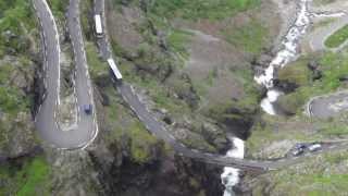 Rygging av buss i Trollstigen i Norge Norway [upl. by Laina]