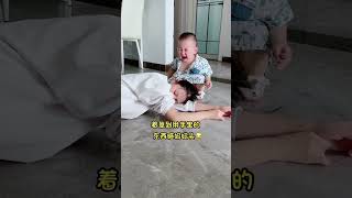 当妈妈假装晕倒，兜兜竟然害怕到哭 funny baby 萌娃 [upl. by Illa]