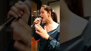 Debora canta quotSplendido splendentequot [upl. by Nosnibor]