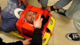 Curso de Técnico en Emergencias Sanitarias de ISED inmovilización de cuello y cabeza [upl. by Rabelais]