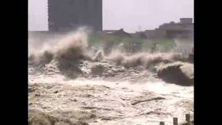 China Surprise Tidal Wave Injures Reporter amp More Typhoon Nanmadol 台风 [upl. by Reffinej]