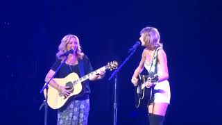 Taylor Swift and Phoebe Buffay Lisa Kudrow sing quotSMELLY CATquot Live stage Performance [upl. by Herates982]