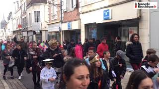 VIDÉO 1000 enfants fêtent le carnaval des couleurs à Romorantin [upl. by Dole257]