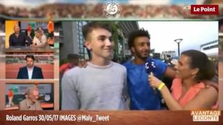 Roland Garros  Maxime Hamou tente dembrasser de force une journaliste [upl. by Mahda]