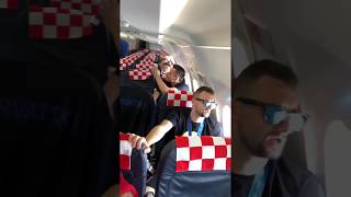 Vatreni pjevaju Thompsona u avionu dok putuju [upl. by Tallu]