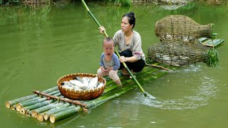 Single mother and baby  went to the stream to make a bamboo raft and caught a lot of big fish [upl. by Gastineau931]