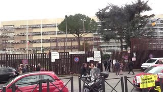 Processo Regeni luscita dellavvocato e della famiglia dal Tribunale [upl. by Nagirrek612]