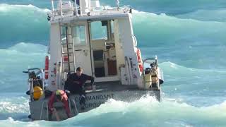 Les images du sauvetage mouvementé dune baigneuse à Nice par les pompiers [upl. by Rocky]