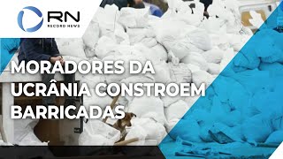 Moradores ucranianos constroem barricadas à espera de ofensiva russa [upl. by Adar]