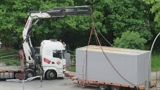 LKW mit FASSI Ladekran und Faltkran LIEBHERR 81K heben Materialcontainer  Soeren66 [upl. by Anitsuga]