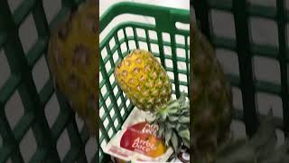 Mais cest quoi cette trend de lananas retourné dans ton chariot au supermarché ananas [upl. by Mckee537]