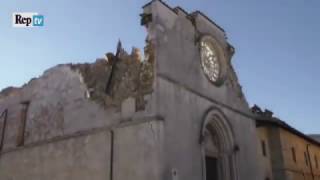 Terremoto Centro Italia la Basilica di Norcia distrutta [upl. by Nnire679]