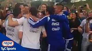 Los jugadores de la Selección Argentina cantando quotBrasil decime qué se sientequot [upl. by Karissa]