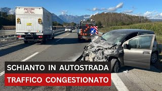 Incidente sullautostrada TorinoAosta a Scarmagno scontro fra tre auto e unambulanza [upl. by Alilak562]