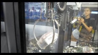 Man vs Claw MP4 and MP3 iPod Win At The Claw Machine  JOYSTICK [upl. by Mroz802]