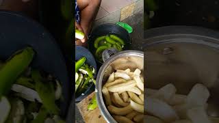 Comment éplucher une banane plantain avec le couteau pour preparer le koki au cameroun shorts [upl. by Vallo]