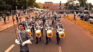 Marsch aus PetersburgPreußens Gloria  Einmarsch Musikkorps der Bundeswehr Schloss Bellevue 2015 [upl. by Kania]