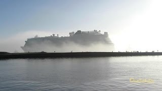 NORWEGIAN GETAWAY C6ZJ4 Conveyance tugs turning in Emden deep Fog Überführung Nebel Typhon [upl. by Anij902]