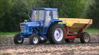 Ford 5000 spreading fertiliserkunstmest strooien [upl. by Eelrebmik]