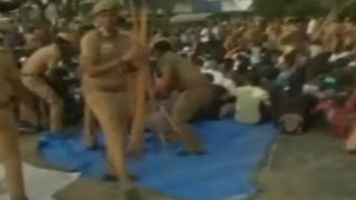 Jallikattu protestors pelt stones at police in Coimbatore [upl. by Akanke]