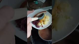 Bratwurst mit Kartoffeln Rotkohl und Soße [upl. by Durst878]