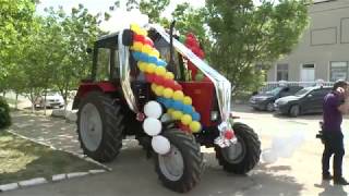 Inmînarea primarului localității Copanca cheile de la un tractor [upl. by Reilamag673]