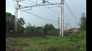 Marathon KRL Commuter Line at Manggarai Station  電気列車が同時に通過する [upl. by Llyrat778]