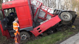 20042021  VN24  Sattelzug mit Getreide landete im Graben  Bergung auf der A44 bei Erwitte [upl. by Wehtta]