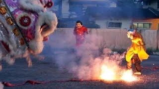 乌冷福建公会龙狮团 舞獅玩鞭炮跳高樁 2013 lion dance with firecrackers amp high poles [upl. by Ennaeed]