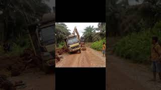 Truck sawit tumbang musim Hujan alatberat excavator sawit muatkelapasawit driversawit fyp [upl. by Dorran]