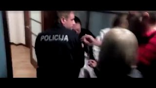 Policija brutāli aiztur puskailu sievieti tepat Jūrmalā Nopludināts video [upl. by Ynaiffit554]